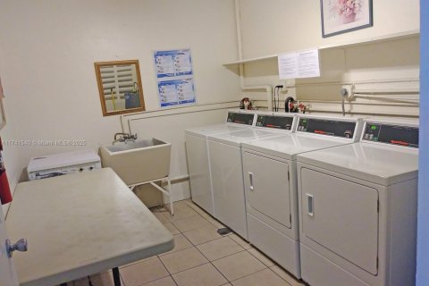 Condo in Hallandale Beach, Florida, 1 bedroom  № 1859412 - photo 27