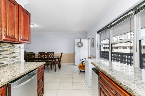 Condo in Hallandale Beach, Florida, 1 bedroom  № 1859412 - photo 9