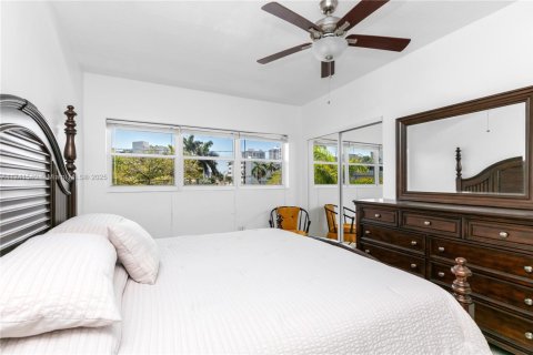 Condo in Hallandale Beach, Florida, 1 bedroom  № 1859412 - photo 20
