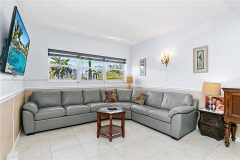 Condo in Hallandale Beach, Florida, 1 bedroom  № 1859412 - photo 13