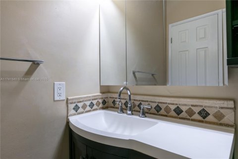 Condo in Hallandale Beach, Florida, 1 bedroom  № 1859412 - photo 11
