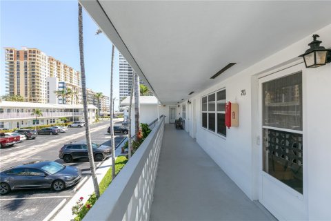 Condo in Hallandale Beach, Florida, 1 bedroom  № 1859412 - photo 23