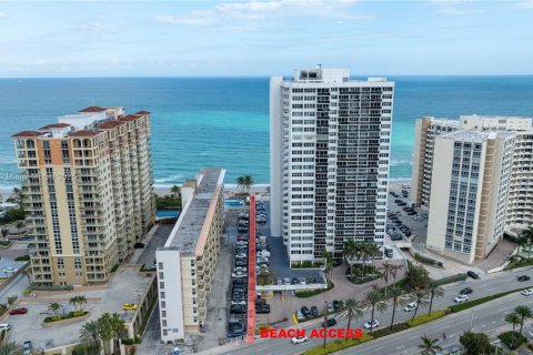 Condo in Hallandale Beach, Florida, 1 bedroom  № 1859412 - photo 30