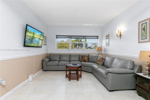 Condo in Hallandale Beach, Florida, 1 bedroom  № 1859412 - photo 12