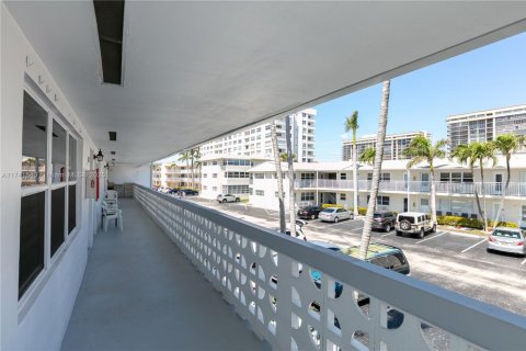 Condo in Hallandale Beach, Florida, 1 bedroom  № 1859412 - photo 24