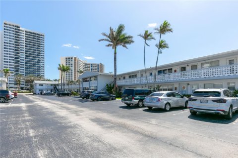 Condo in Hallandale Beach, Florida, 1 bedroom  № 1859412 - photo 25