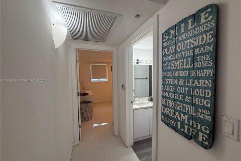 Condo in Miami Beach, Florida, 1 bedroom  № 1974010 - photo 6