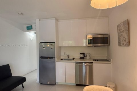 Condo in Miami Beach, Florida, 1 bedroom  № 1974010 - photo 2