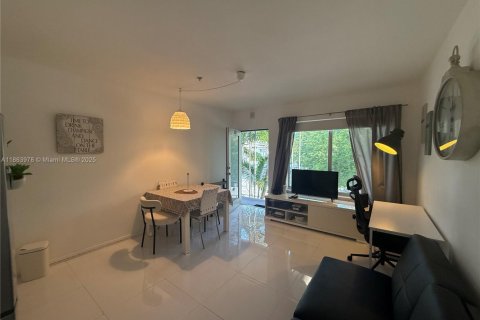 Condo in Miami Beach, Florida, 1 bedroom  № 1974010 - photo 1