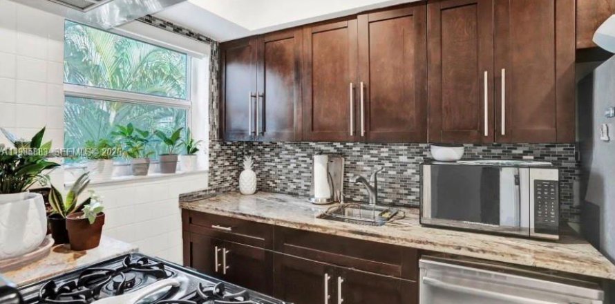 Квартира в Бей-Харбор-Айлендс, Флорида 2 спальни, 72м2 № 2047571