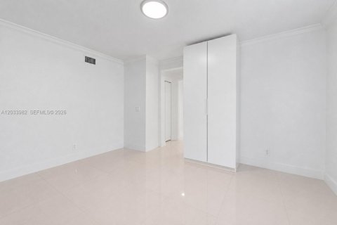 Casa en alquiler en Miami, Florida, 4 dormitorios, 208.01 m2 № 2085632 - foto 19