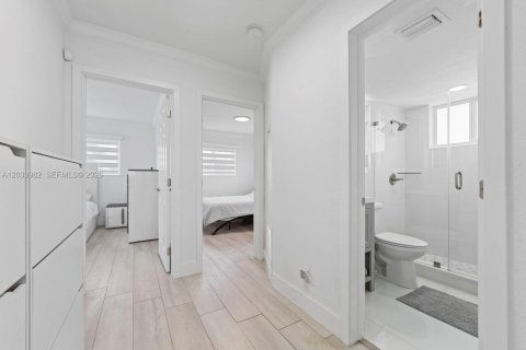 Casa en alquiler en Miami, Florida, 4 dormitorios, 208.01 m2 № 2085632 - foto 12