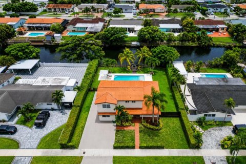 Casa en alquiler en Miami, Florida, 4 dormitorios, 208.01 m2 № 2085632 - foto 2