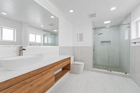 Casa en alquiler en Miami, Florida, 4 dormitorios, 208.01 m2 № 2085632 - foto 15