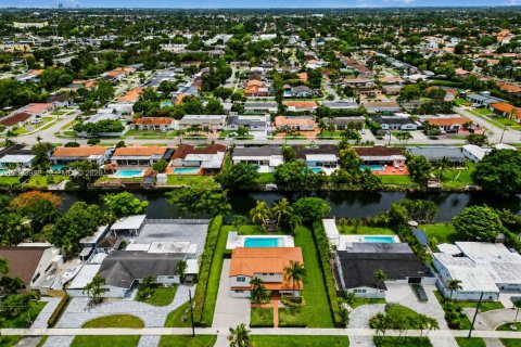Casa en alquiler en Miami, Florida, 4 dormitorios, 208.01 m2 № 2085632 - foto 27