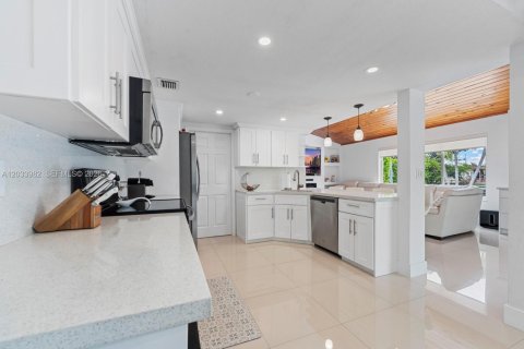 Casa en alquiler en Miami, Florida, 4 dormitorios, 208.01 m2 № 2085632 - foto 7