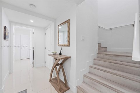 Casa en alquiler en Miami, Florida, 4 dormitorios, 208.01 m2 № 2085632 - foto 4