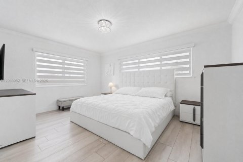 Casa en alquiler en Miami, Florida, 4 dormitorios, 208.01 m2 № 2085632 - foto 14
