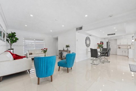 Casa en alquiler en Miami, Florida, 4 dormitorios, 208.01 m2 № 2085632 - foto 6