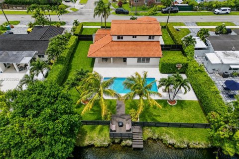 Casa en alquiler en Miami, Florida, 4 dormitorios, 208.01 m2 № 2085632 - foto 28