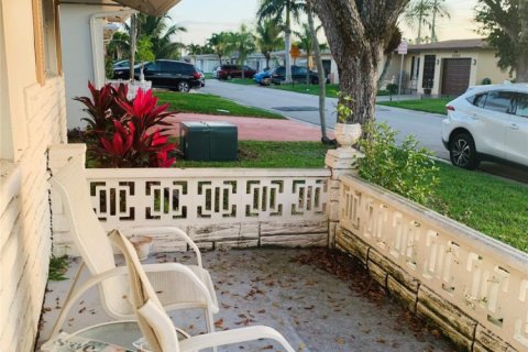 House in Margate, Florida 2 bedrooms, 111.2 sq.m. № 1058804 - photo 1
