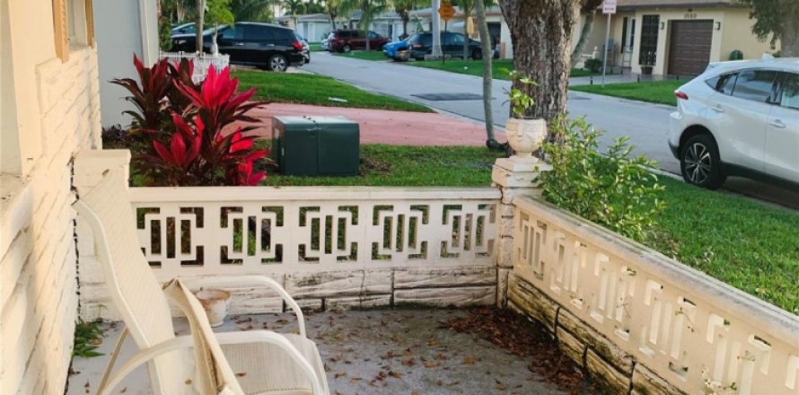 House in Margate, Florida 2 bedrooms, 111.2 sq.m. № 1058804