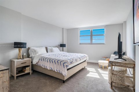 Condo in Coral Gables, Florida, 2 bedrooms № 1969845 - photo 13