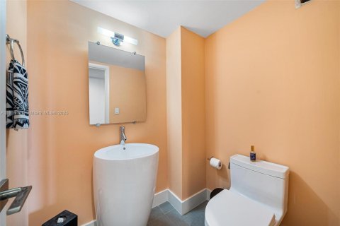 Condo in Coral Gables, Florida, 2 bedrooms № 1969845 - photo 15