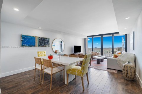 Condo in Coral Gables, Florida, 2 bedrooms № 1969845 - photo 3