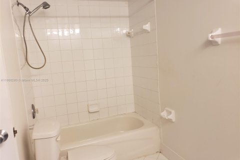 Condominio en alquiler en Hollywood, Florida, 2 dormitorios, 92.9 m2 № 1927204 - foto 13