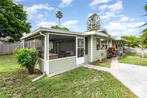 House in Palm Bay, Florida 4 bedrooms, 120.77 sq.m. № 1913229 - photo 2