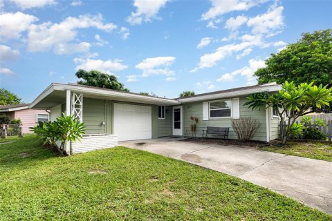 House in Palm Bay, Florida 4 bedrooms, 120.77 sq.m. № 1913229 - photo 1
