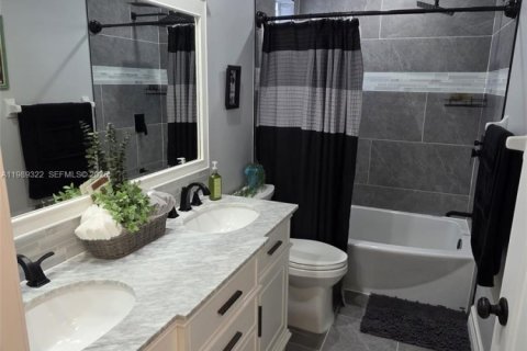 House in Pembroke Pines, Florida 3 bedrooms, 170.57 sq.m. № 2052089 - photo 22