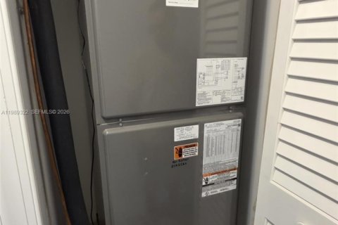 House in Pembroke Pines, Florida 3 bedrooms, 170.57 sq.m. № 2052089 - photo 26