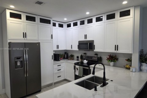 House in Pembroke Pines, Florida 3 bedrooms, 170.57 sq.m. № 2052089 - photo 11