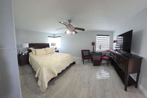 House in Pembroke Pines, Florida 3 bedrooms, 170.57 sq.m. № 2052089 - photo 18