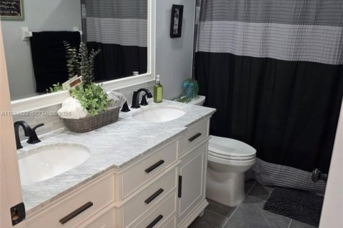 House in Pembroke Pines, Florida 3 bedrooms, 170.57 sq.m. № 2052089 - photo 23