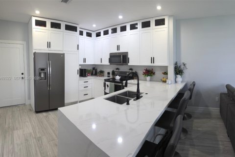 House in Pembroke Pines, Florida 3 bedrooms, 170.57 sq.m. № 2052089 - photo 12