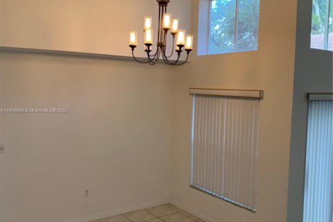 Villa ou maison à louer à Sunrise, Floride: 3 chambres, 151.24 m2 № 1966238 - photo 4