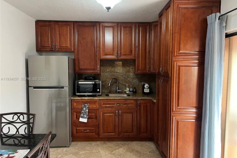 Propiedad comercial en alquiler en Miami, Florida, 1 dormitorio, 161.93 m2 № 1992913 - foto 9