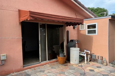 Propiedad comercial en alquiler en Miami, Florida, 1 dormitorio, 161.93 m2 № 1992913 - foto 1