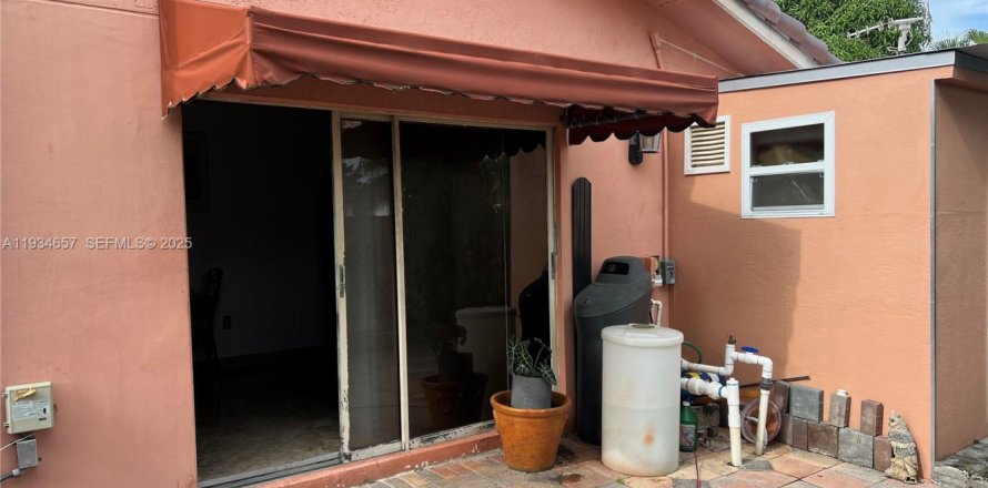 Propiedad comercial en Miami, Florida 1 dormitorio, 161.93 m2 № 1992913