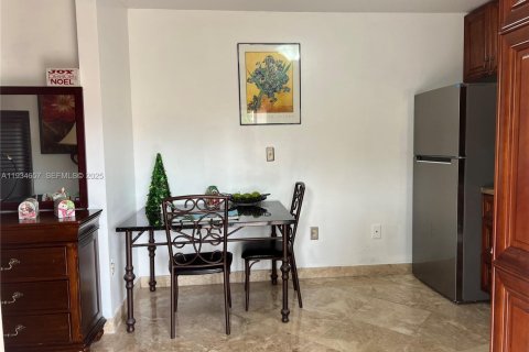 Propiedad comercial en alquiler en Miami, Florida, 1 dormitorio, 161.93 m2 № 1992913 - foto 3