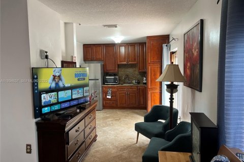Propiedad comercial en alquiler en Miami, Florida, 1 dormitorio, 161.93 m2 № 1992913 - foto 5