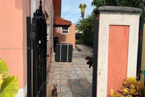 Propiedad comercial en alquiler en Miami, Florida, 1 dormitorio, 161.93 m2 № 1992913 - foto 2