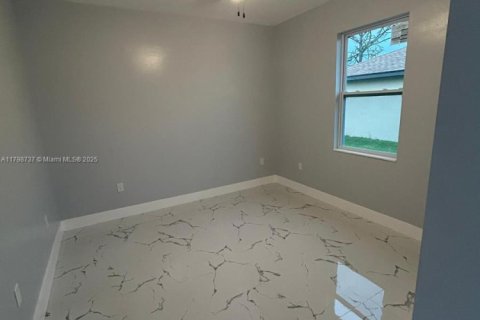 House in Cape Coral, Florida 3 bedrooms № 1861541 - photo 10