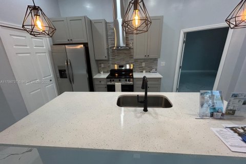 House in Cape Coral, Florida 3 bedrooms № 1861541 - photo 5