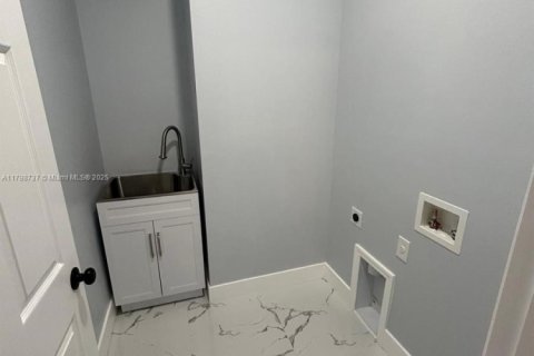 House in Cape Coral, Florida 3 bedrooms № 1861541 - photo 16
