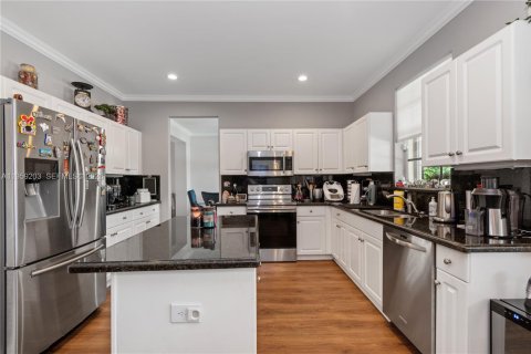 House in Weston, Florida 7 bedrooms, 290.04 sq.m. № 2017621 - photo 9