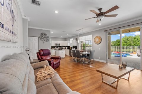 House in Weston, Florida 7 bedrooms, 290.04 sq.m. № 2017621 - photo 11